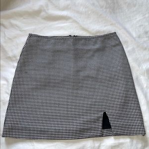 Forever 21 Women’s Black and White Checkered Skirt with Slit. Size XS